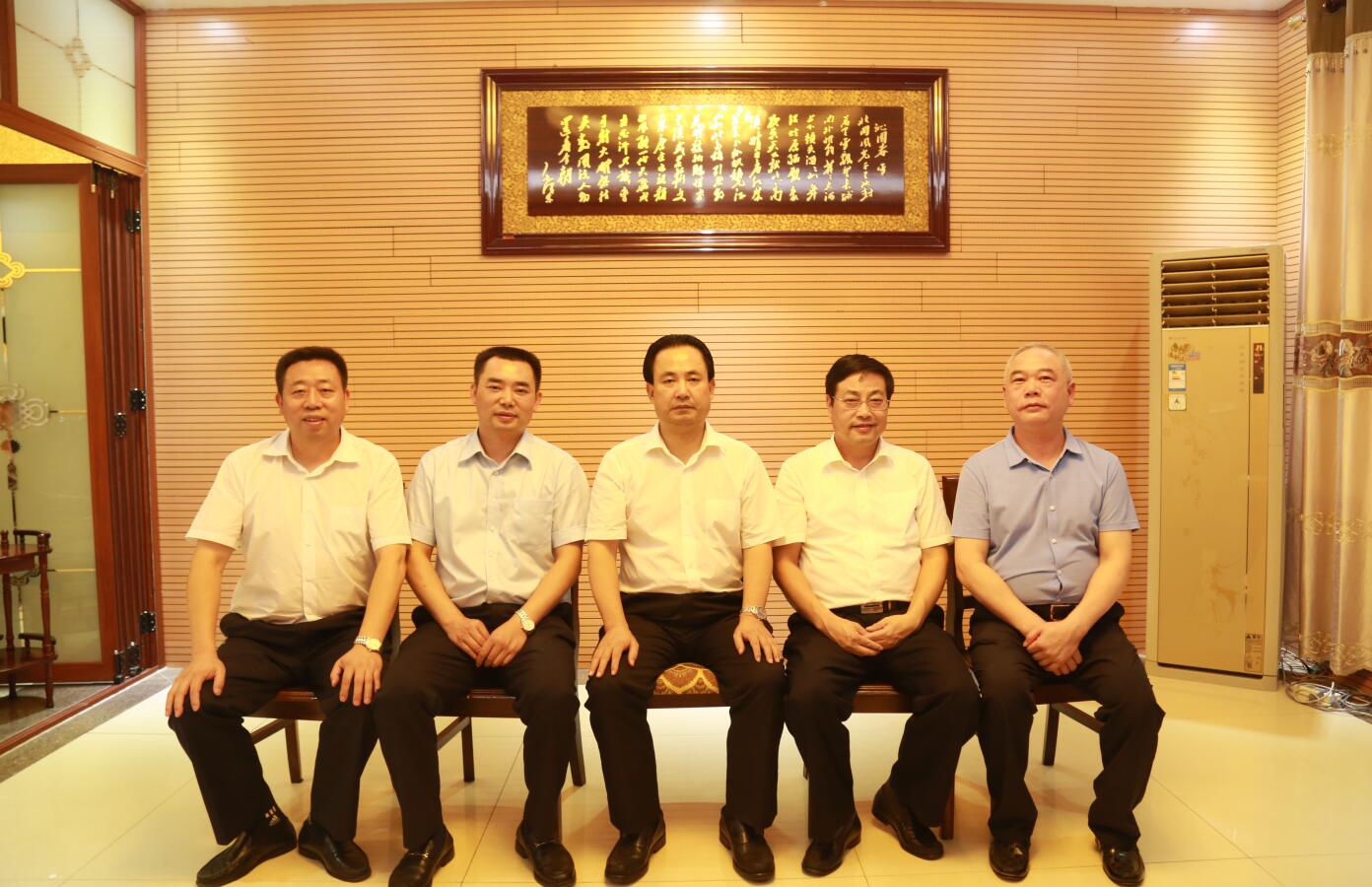 2016年9月，时任市委常务副市长杨亲鹏等领导莅临公司指导.JPG